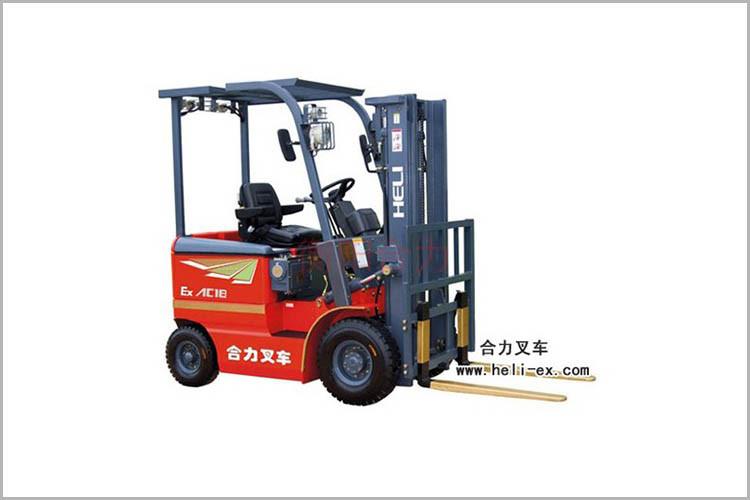 濟寧叉車工作后需要將貨叉降置地面，門架要回復(fù)原位(正中垂直)，目的是為了讓液壓系統(tǒng)獲得卸荷保護